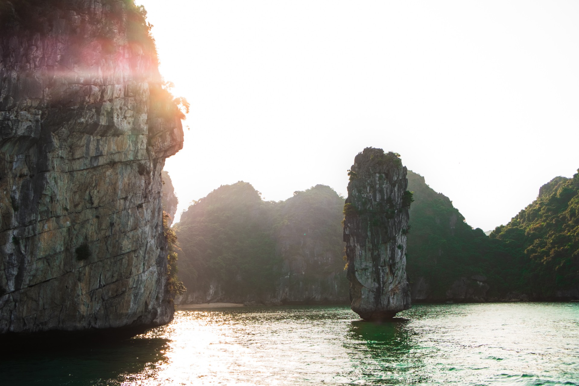 Ha Long Bay - Photo by Jo Jo on Unsplash