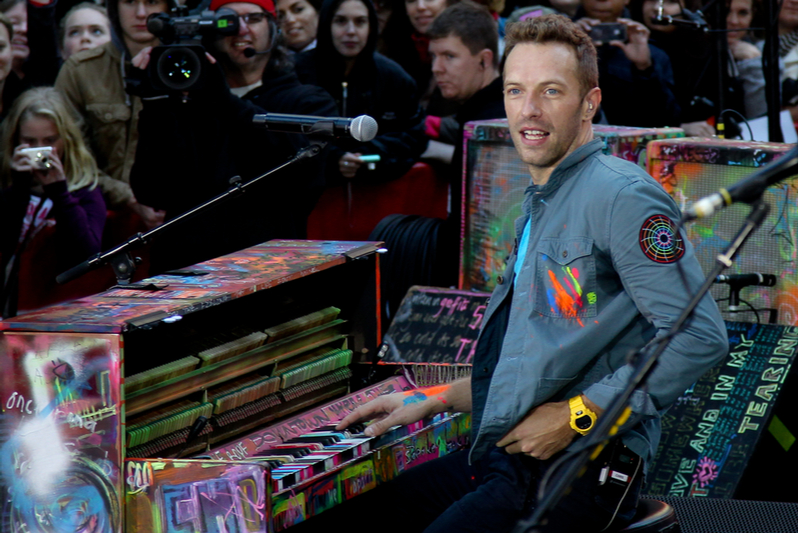 coldplay chris martin with a piano