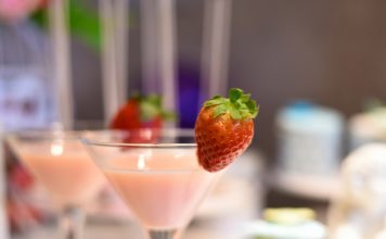 strawberries flavoured alcohol cocktail