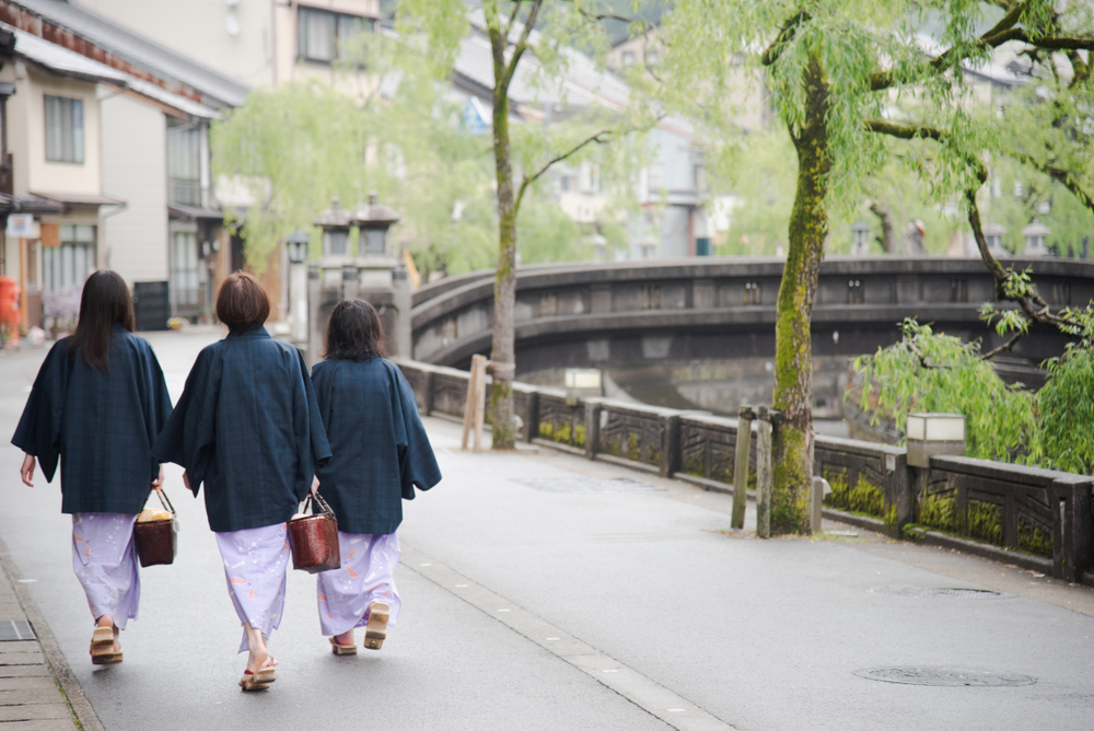 Japanese,Woman,Family,Wearing,Kimono,And,Walking,At,Kinosaki,Onsen