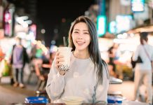 Asian,Woman,Enjoy,Bubble,Milk,Tea,With,Street,Food,In