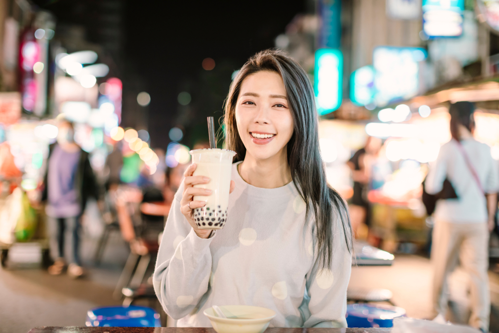 Asian,Woman,Enjoy,Bubble,Milk,Tea,With,Street,Food,In