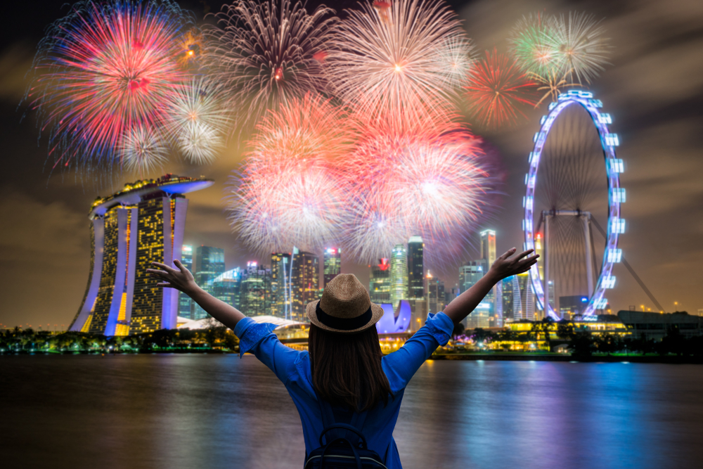 Young,Woman,Traveler,Celebrate,And,Looking,View,Of,Singapore,City