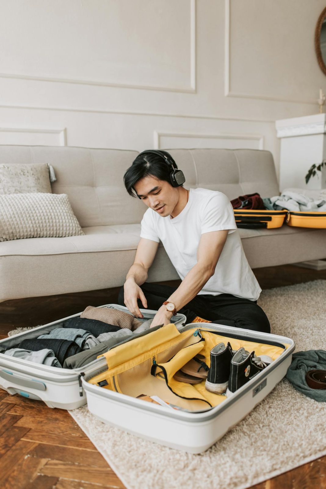 TRAVELLER PACKING LUGGAGE