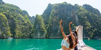 Group,Of,Young,Asian,Woman,Friends,Sitting,On,Wooden,Boat