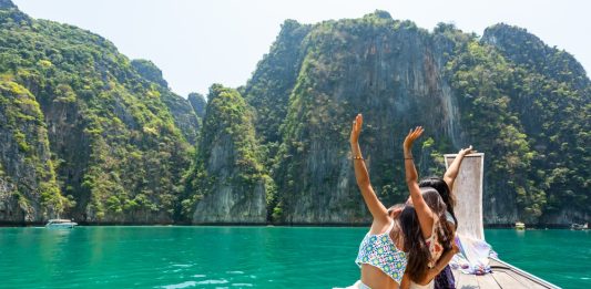 Group,Of,Young,Asian,Woman,Friends,Sitting,On,Wooden,Boat