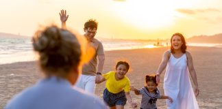 Happy,Big,Asian,Family,On,Beach,Holiday,Travel,Vacation.,Multi-generation