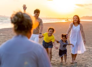 Happy,Big,Asian,Family,On,Beach,Holiday,Travel,Vacation.,Multi-generation