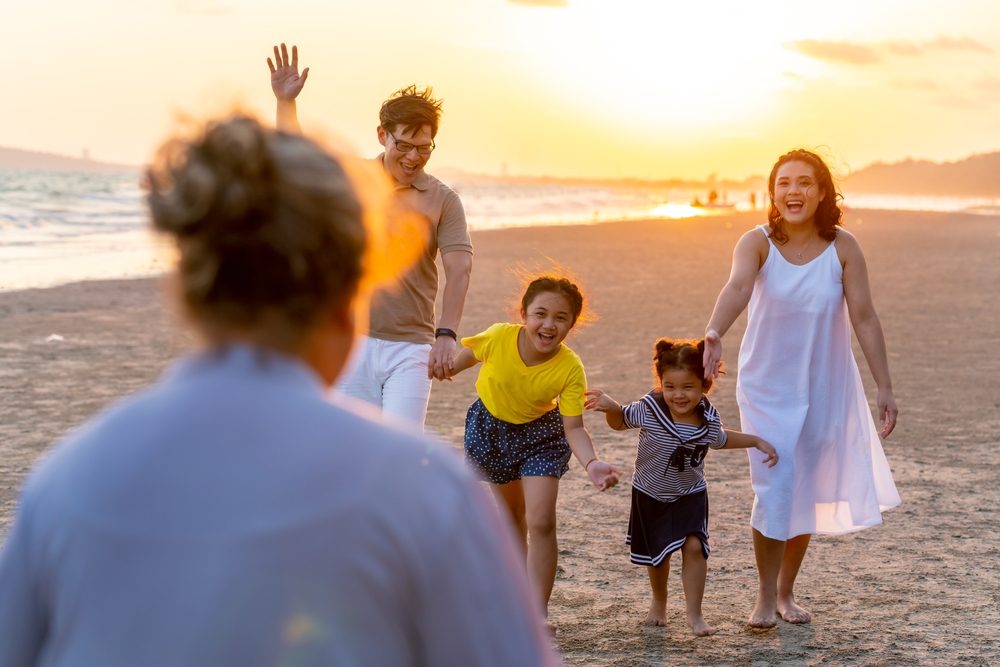 Happy,Big,Asian,Family,On,Beach,Holiday,Travel,Vacation.,Multi-generation