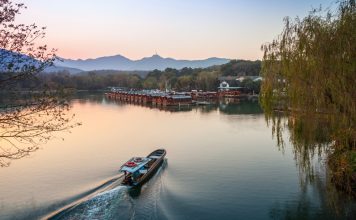 Small,Chinese,Fishing,Boat,With,Boatman,Goes,To,The,West