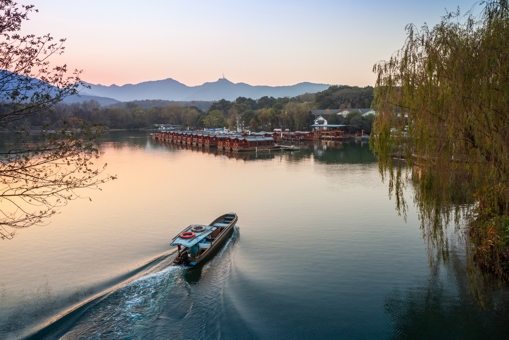 Small,Chinese,Fishing,Boat,With,Boatman,Goes,To,The,West