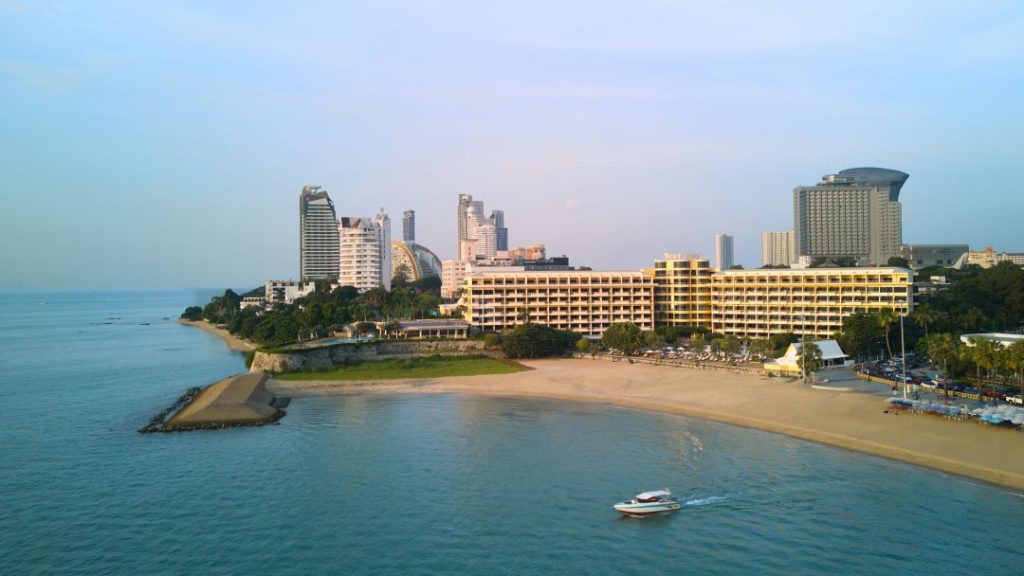 beachfront resort, Dusit Thani, Pattaya